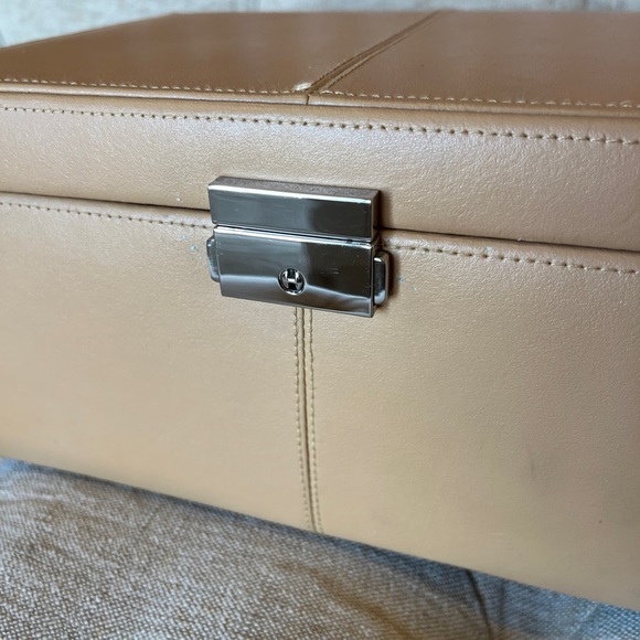 Red Envelope leatherette Jewelry Box in camel tan w ivory interior & Sil… - Picture 14 of 15